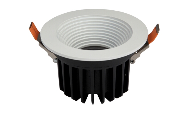 華輝照明LED筒燈驅(qū)動(dòng)為恒流隔離外置驅(qū)動(dòng)，便于安裝維護(hù)，與光源板實(shí)現(xiàn)完美匹配。