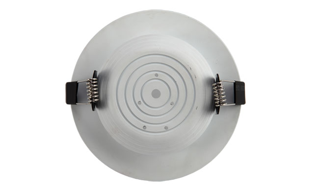 華輝照明專業(yè)LED筒燈廠家，標(biāo)準(zhǔn)的流程與質(zhì)檢程序確保COB筒燈質(zhì)量穩(wěn)定如一。