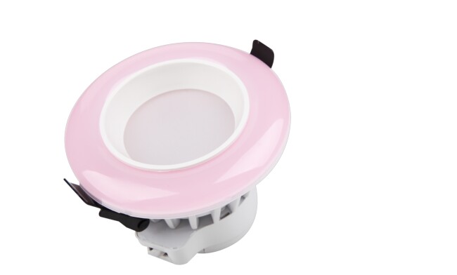 華輝照明專業(yè)LED筒燈廠家，標準的流程與質(zhì)檢程序確保COB筒燈質(zhì)量穩(wěn)定如一。