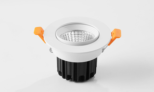 華輝照明成立于1987年，是一家專(zhuān)業(yè)生產(chǎn)LED辦公吊線燈,led面板燈,面板燈廠家,直發(fā)光面板燈，側(cè)發(fā)光面板燈的大型企業(yè)。